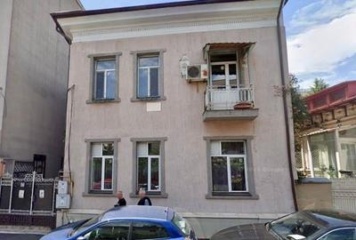 Vanzare vila zona Eminescu - Vasile Lascar | compusa din 3 apartamente  | - 1