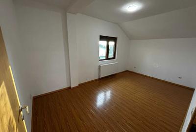 Casă cu 4 camere în Petrești - 2