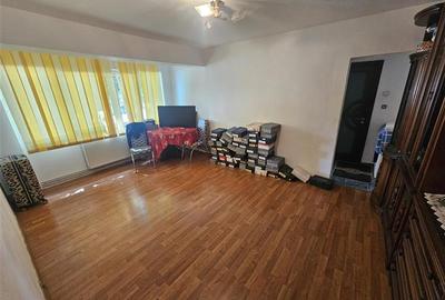 Apartament cu 3 camere semidecomandat, mobilat în Micro II - 3