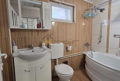 Casă cu 4 camere cu Canalizare în Central