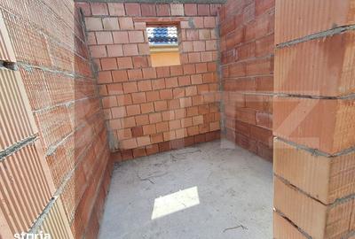 Casă cu 5 camere cu Teren 200 Mp în Corunca