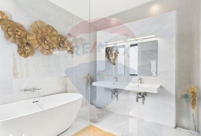 Casă cu 5 camere cu Teren 327 Mp în Central