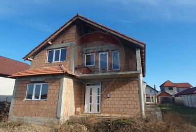 Casă individuală cu 4 camere în Horia