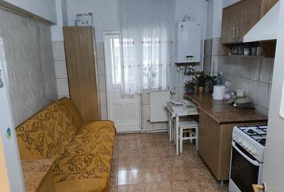 Apartament 2 camere, decomandat, zona de jos - 1