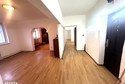Apartament cu 3 camere în 7 Noiembrie