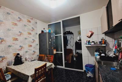 Apartament cu 3 camere semidecomandat, mobilat în 1 Mai - 9