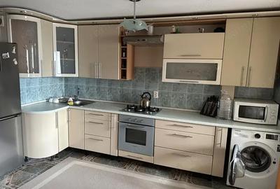 Apartament cu 3 camere decomandat în Tractorul - 2