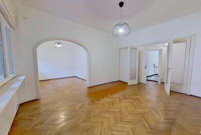 Apartament cu 3 camere circular în P-ța Universității