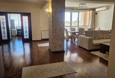 Apartament cu 3 camere decomandat în Peninsula