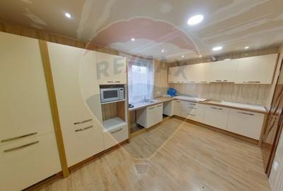Casă cu 5 camere cu Teren 2688 Mp în Piatra - 2