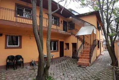 Casă cu 8 camere în Domenii