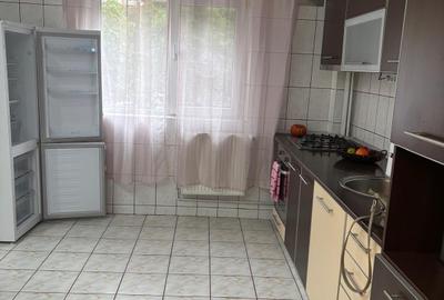 Apartament cu 3 camere semidecomandat în Berceni - 1