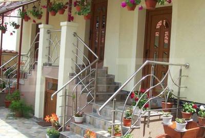 Pensiune turistica + casa de locuit, 315 mp, teren 761 mp, z - 22