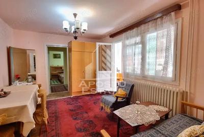 Apartament 2 camere, parter inalt cu balcon, zona Gh. Lazar
