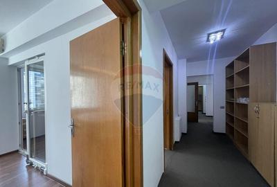 Apartament cu 4 camere decomandat, mobilat în P-ța Victoriei