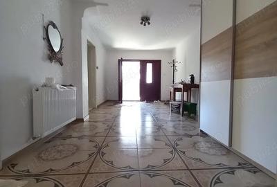 Vand apartament situat intr-o vila langa Peco Agigea , 84.0000 - 1