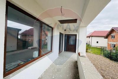 Casa / Vila cu 4 camere de vanzare - 5