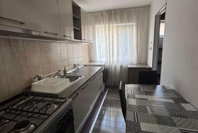 Apartament cu 3 camere semidecomandat în Traian