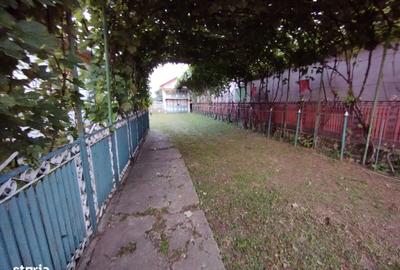 Casă cu 4 camere cu Teren 1400 Mp în Sud - 1