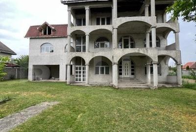 2 CASE, 300mp/700mp, teren 30 ari, zona strada Botizului