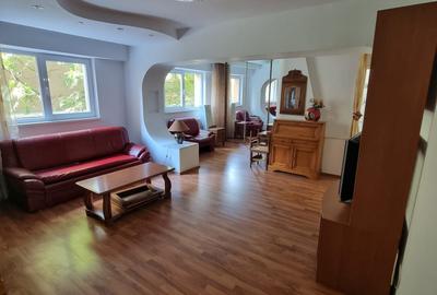Apartament cu 3 camere semidecomandat, mobilat în Victoriei