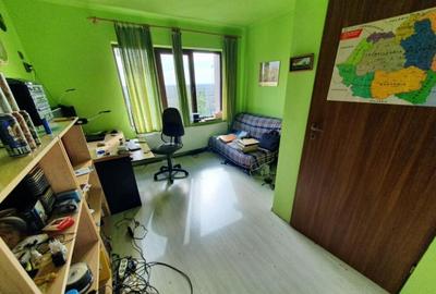 Casă cu 7 camere cu Teren 844 Mp în Apărătorii Patriei