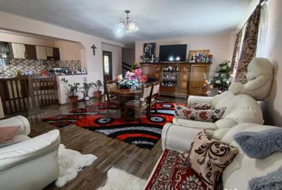 Casă cu 4 camere cu Teren 800 Mp în Central - 1