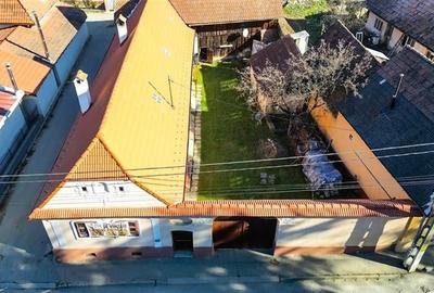 FILM! Casa saseasca, renovata exterior, in centrul localitatii Holbav, Brasov. - 11