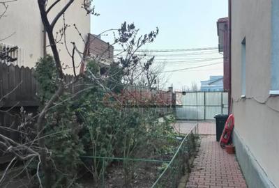 Casă cu 4 camere în Apărătorii Patriei