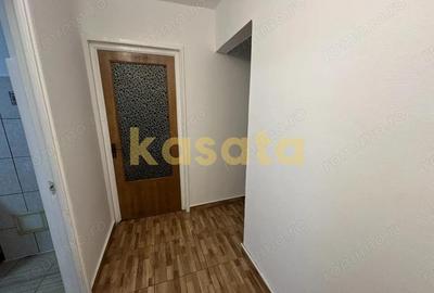 Apartament cu 3 camere decomandat în Apusului