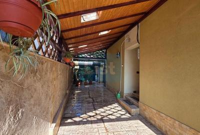 Casă cu 6 camere cu Canalizare în Central - 2