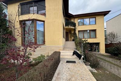 Casa deosebita cu 6 camere de vanzare in zona Andrei Muresanu