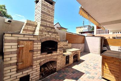 Casă individuală cu 8 camere cu Canalizare în Central - 2