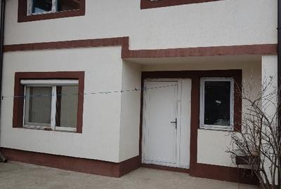 Casă individuală cu 5 camere cu Canalizare în Central - 1