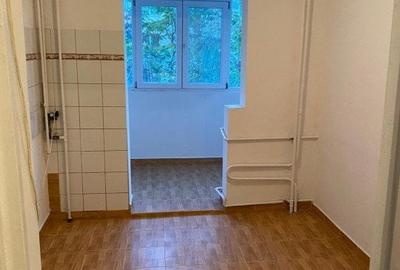 Apartament cu 3 camere decomandat în Tei