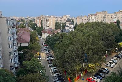 Apartament cu 3 camere decomandat în Tineretului