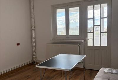 Apartament cu 2 camere decomandat în Craiovița Nouă