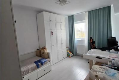 Apartament cu 3 camere decomandat în Tractorul