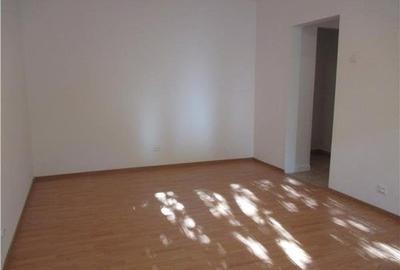 Garsonieră decomandată în Gorjului