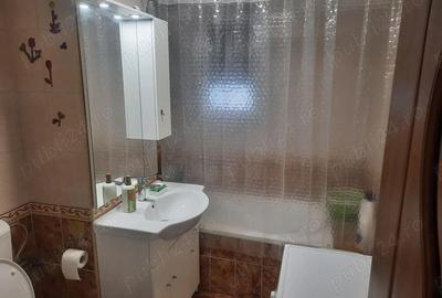 Apartament cu 3 camere semidecomandat în Sud