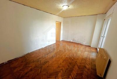 Apartament cu 4 camere semidecomandat în Calea București