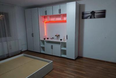 Apartament cu 3 camere decomandat în Tractorul - 3