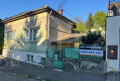 Casă individuală cu 3 camere cu Canalizare în Central