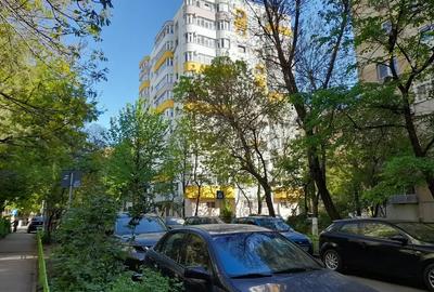 Apartament cu 4 camere semidecomandat în Rahova