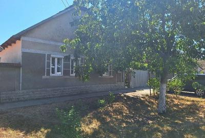 Casă cu 3 camere cu Teren 1090 Mp în Drăgășani
