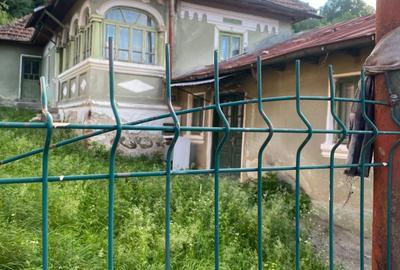Casă cu 4 camere în Strejești