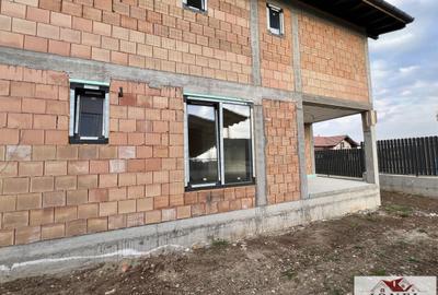 Casă individuală cu 4 camere cu Canalizare în Est - 1