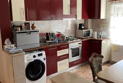 Apartament cu 3 camere decomandat, mobilat în Micro 20
