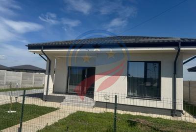 Casă cu 3 camere cu Canalizare în Cârcea