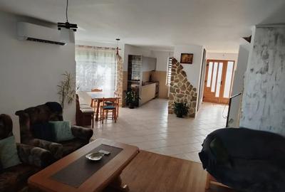 Casă cu 4 camere în Păulești